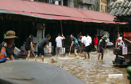 Tiểu thương chợ Giếng Vuông (Lạng Sơn) dọn dẹp sau khi nước rút.